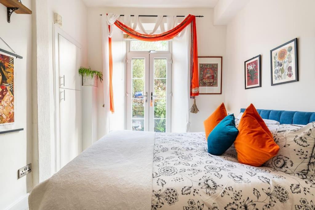 Holyrood Park: Lush & Arty 2 Double Bed Flat Apartamento Edimburgo Exterior foto