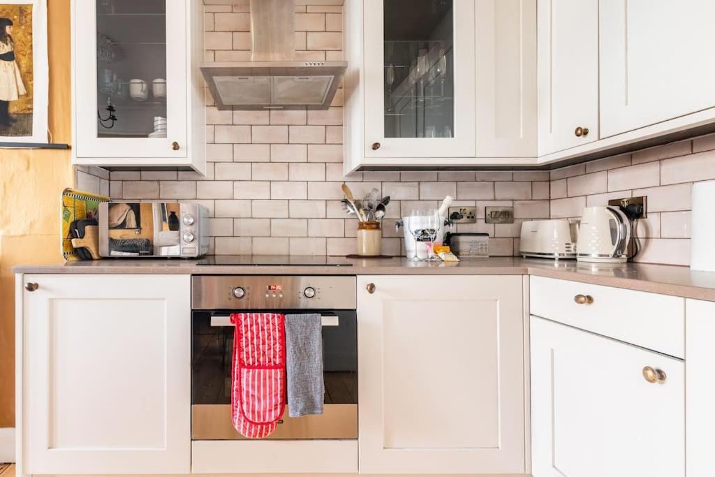 Holyrood Park: Lush & Arty 2 Double Bed Flat Apartamento Edimburgo Exterior foto