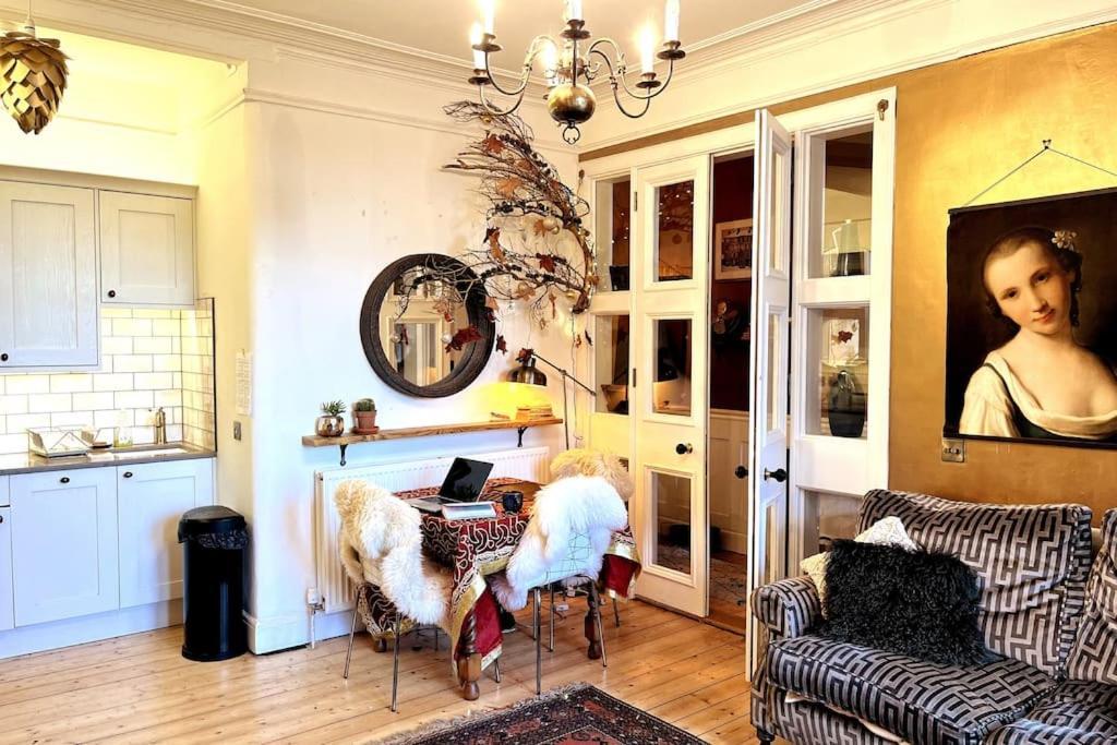 Holyrood Park: Lush & Arty 2 Double Bed Flat Apartamento Edimburgo Exterior foto