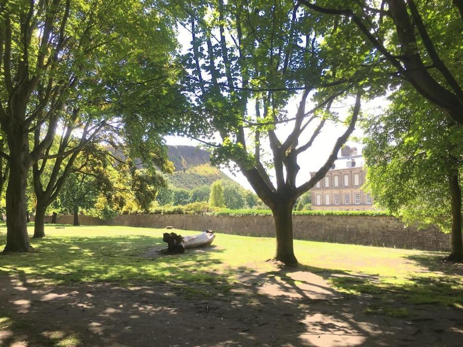 Holyrood Park: Lush & Arty 2 Double Bed Flat Apartamento Edimburgo Exterior foto