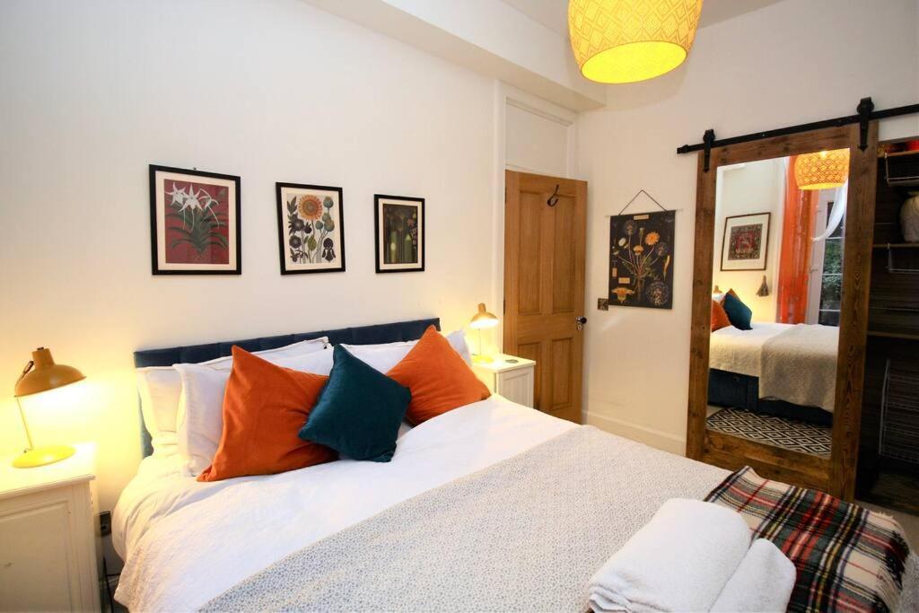 Holyrood Park: Lush & Arty 2 Double Bed Flat Apartamento Edimburgo Exterior foto