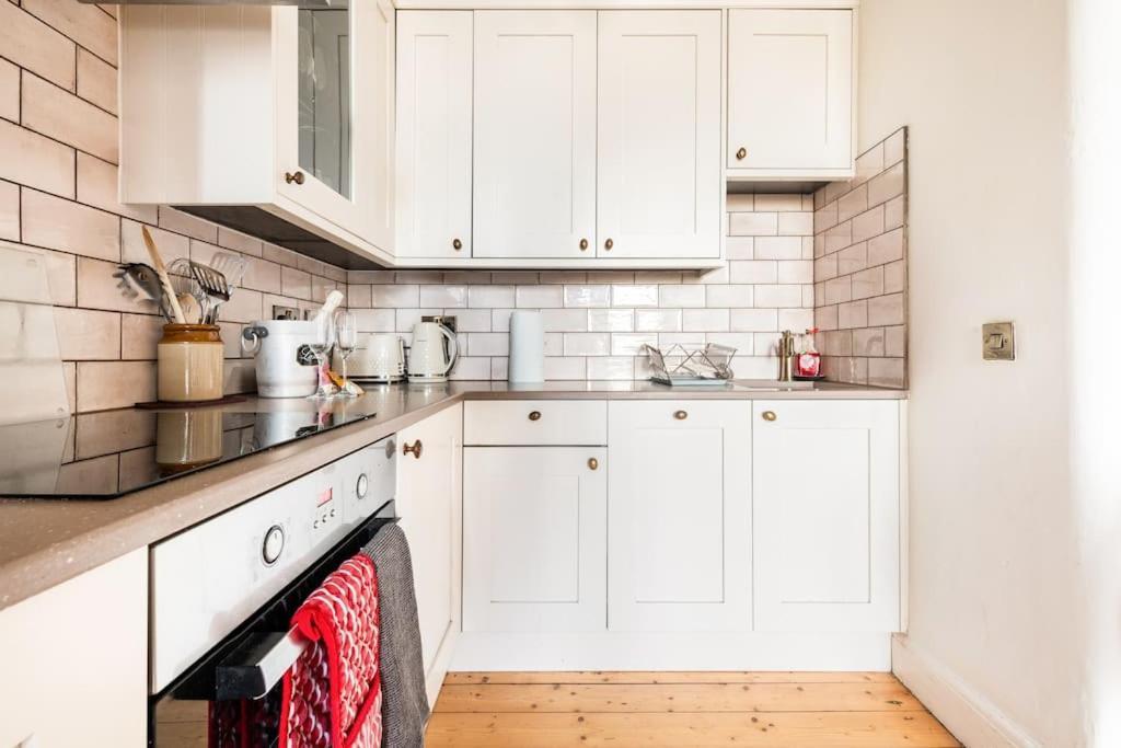 Holyrood Park: Lush & Arty 2 Double Bed Flat Apartamento Edimburgo Exterior foto
