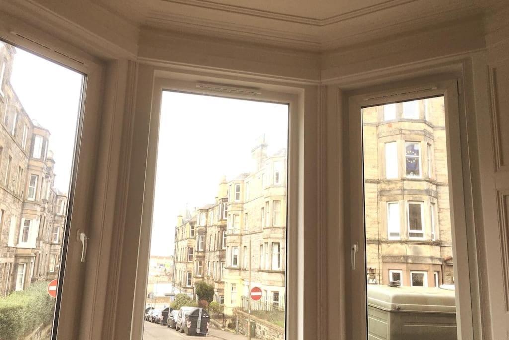 Holyrood Park: Lush & Arty 2 Double Bed Flat Apartamento Edimburgo Exterior foto
