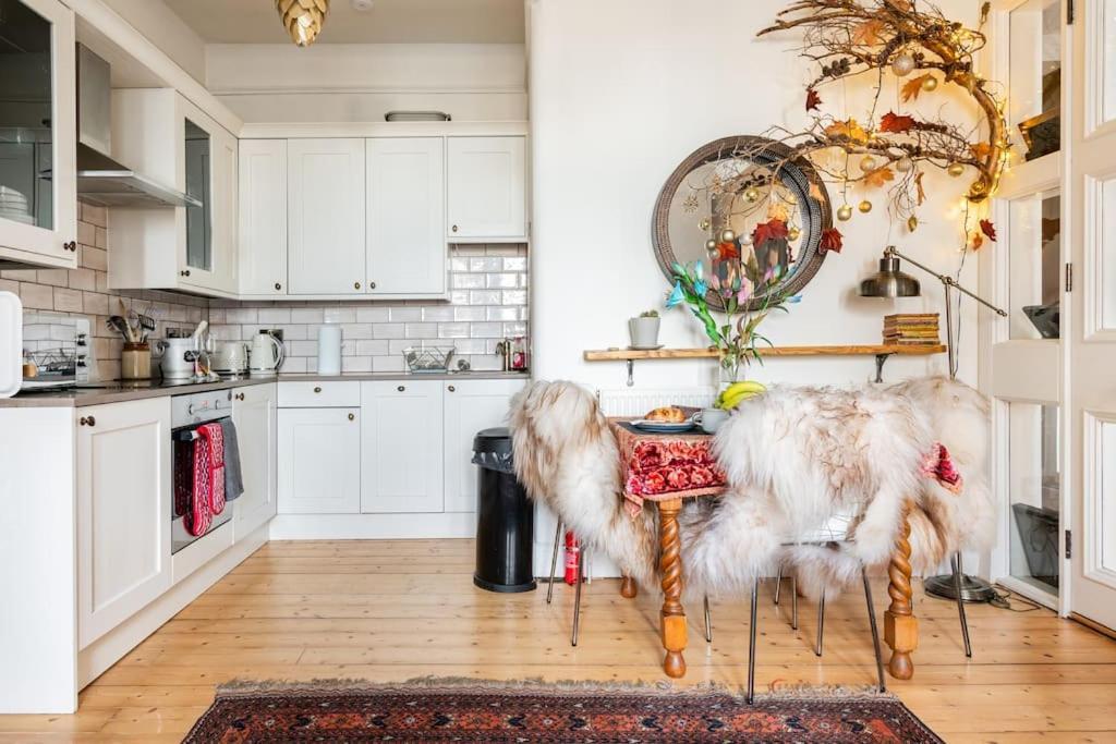 Holyrood Park: Lush & Arty 2 Double Bed Flat Apartamento Edimburgo Exterior foto
