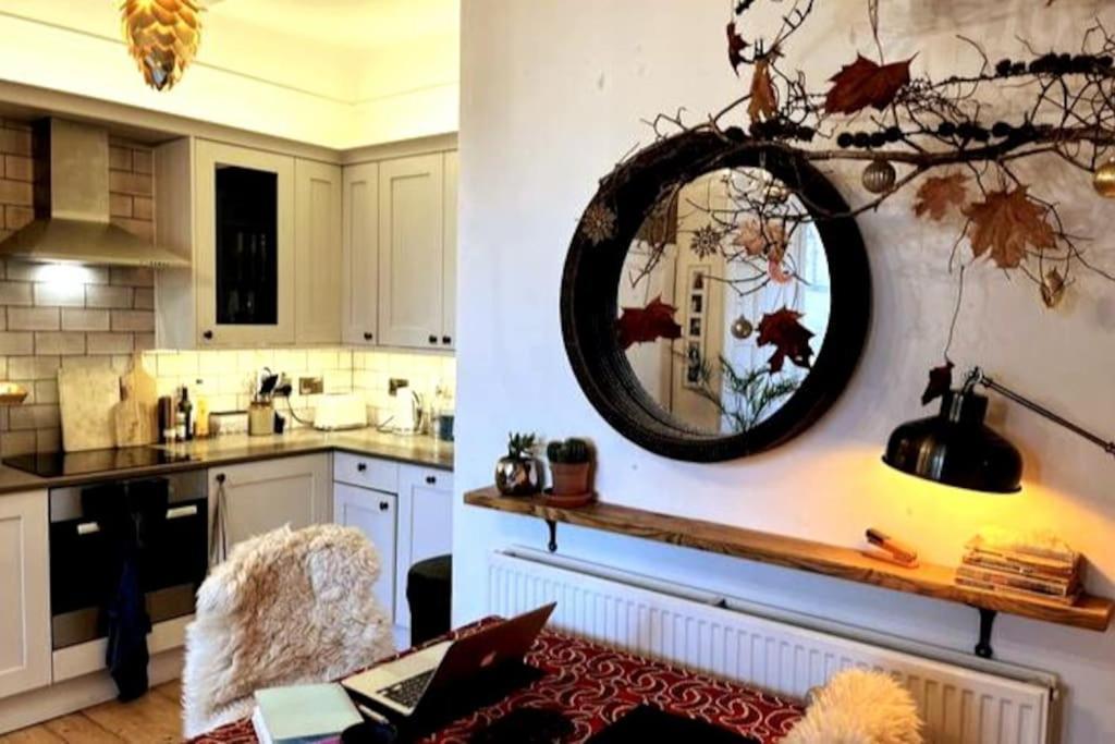 Holyrood Park: Lush & Arty 2 Double Bed Flat Apartamento Edimburgo Exterior foto