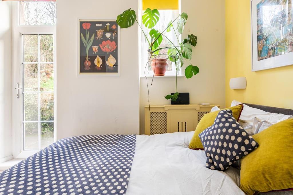Holyrood Park: Lush & Arty 2 Double Bed Flat Apartamento Edimburgo Exterior foto