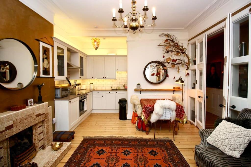 Holyrood Park: Lush & Arty 2 Double Bed Flat Apartamento Edimburgo Exterior foto
