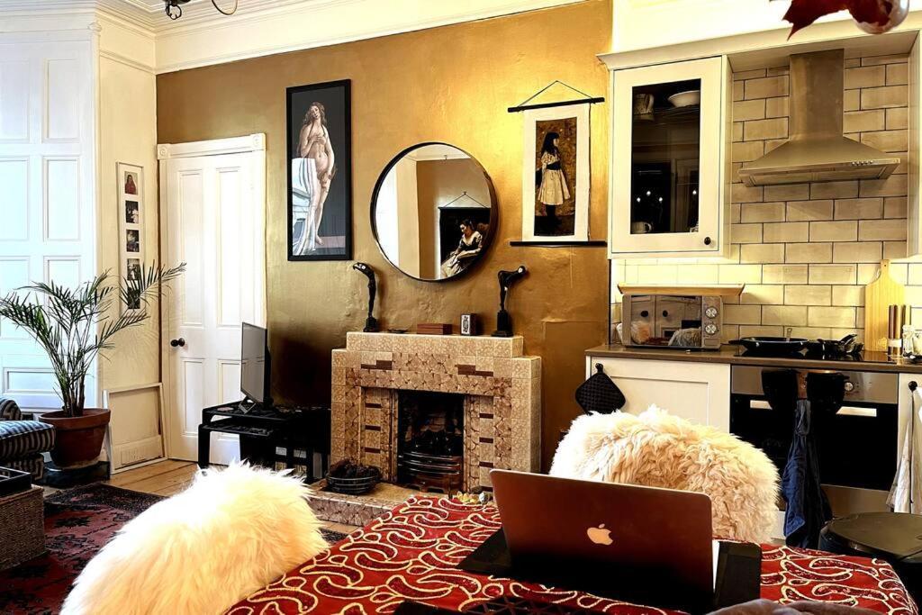 Holyrood Park: Lush & Arty 2 Double Bed Flat Apartamento Edimburgo Exterior foto